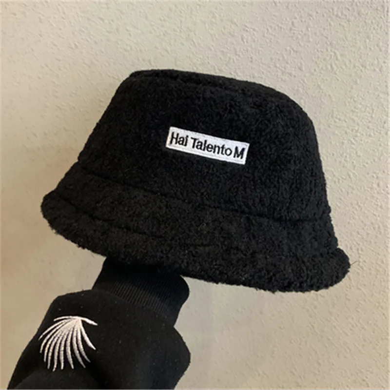 Зимняя однотонная шапка из искусственного меха с вышивкой в виде букв для