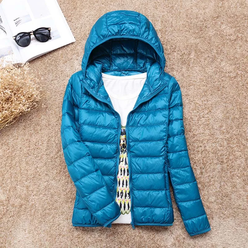 Женская куртка-бомбер на утином пуху теплая тонкая с капюшоном сумкой 2019 Пух