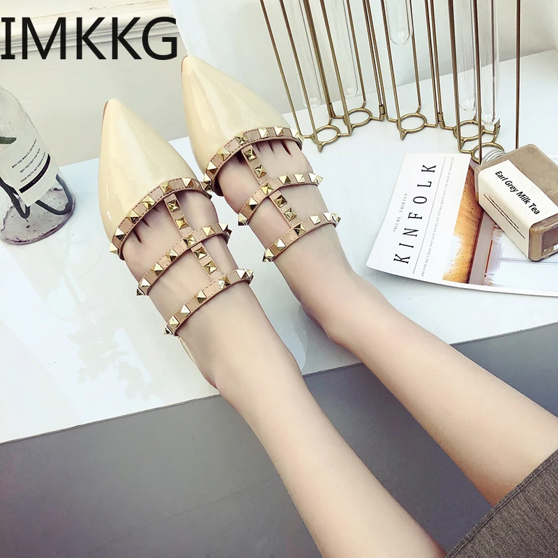 Женские босоножки без задника на плоской подошве с шипами и т-образным ремешком