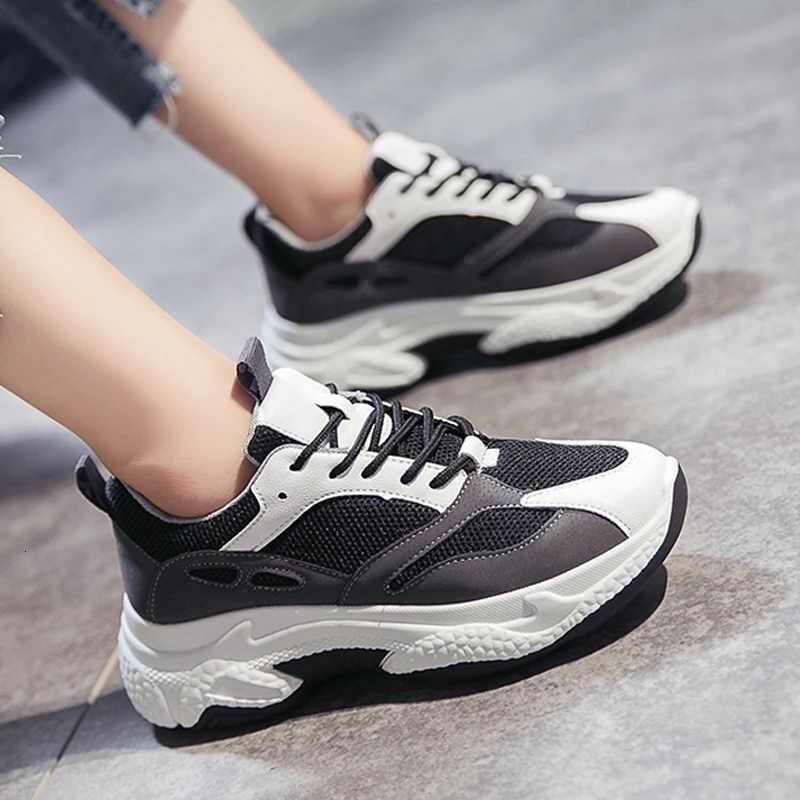 Женская спортивная обувь толстая подошва дышащая на танкетке уличные массивные