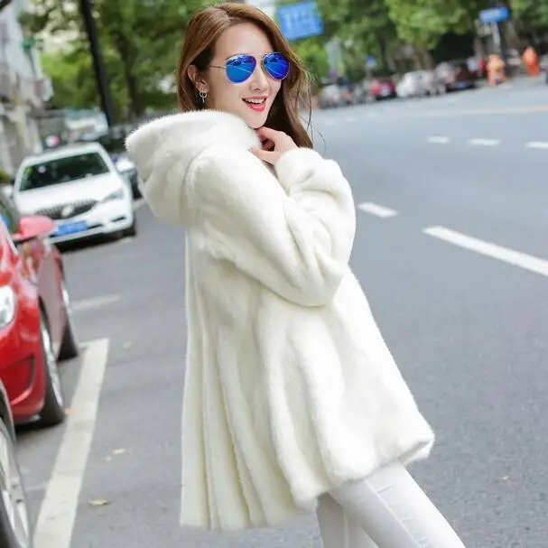 Женское зимнее пальто из искусственного меха бежевое и черное большого размера