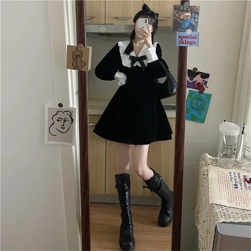 Женское короткое платье с бантом черное длинным рукавом оборками и узкой талией