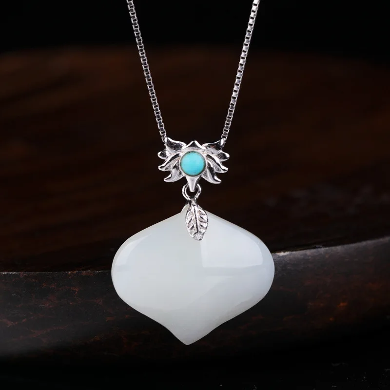 Кулон в национальном стиле из серебра 925 пробы инкрустированное нефритом