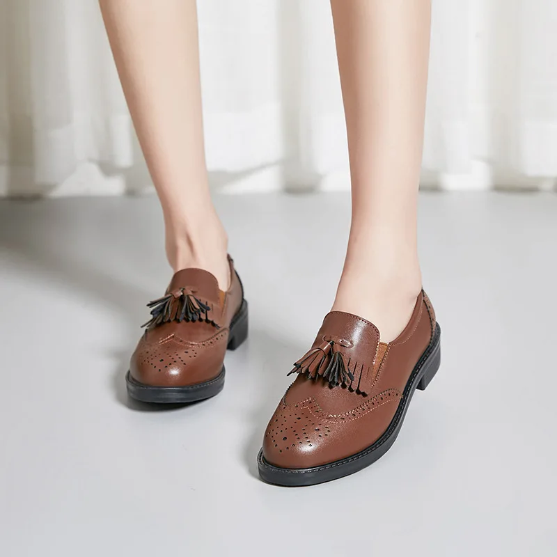 Коричневого цвета в итальянском стиле из коровьей кожи с кисточками перфорацией