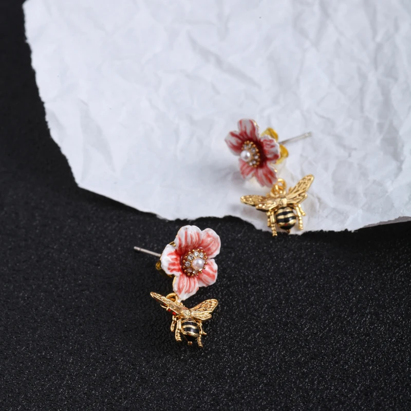 Серьги-подвески в виде цветка и пчелы для женщин, популярные розовые эмалевые цветы с животными и фианитами, подарочные серьги золотого цве...