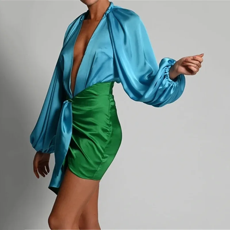 

Женский атласный комплект из двух предметов, с глубоким V-образным вырезом и короткой юбкой