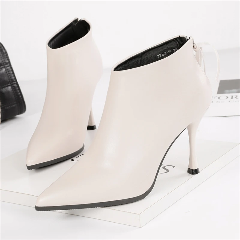 2019 г. Зимние элегантные женские теплые меховые бежевые полусапожки на высоком