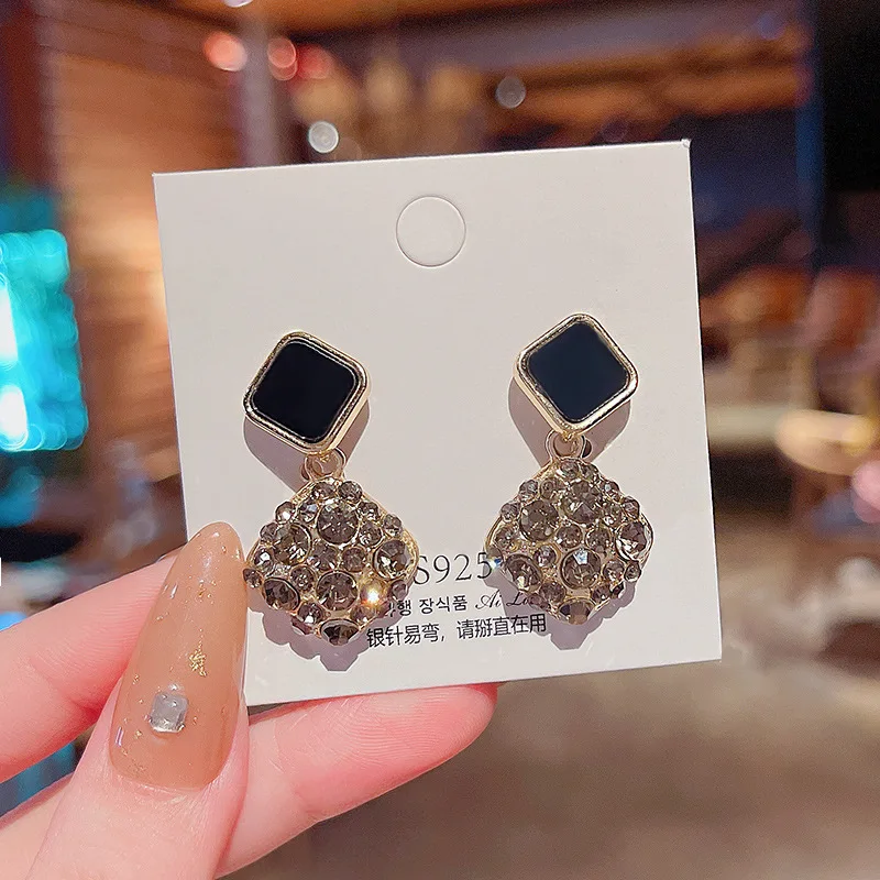 

Korean Style Acrylic Rhinestones Geometric Drop Earrings for Women Fashion Metal Black Earrings Girls Wedding Jewelry Gift New