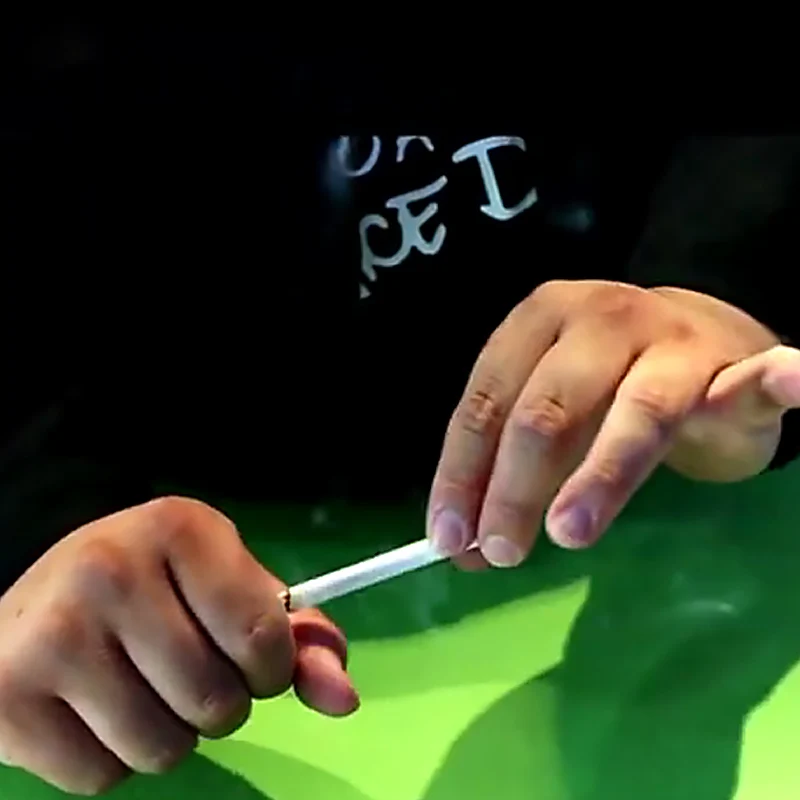 Волшебные трюки сигареты исчезают невероятные крупным планом волшебный трюк