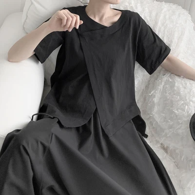 Женская белая асимметричная футболка с круглым вырезом коротким рукавом и