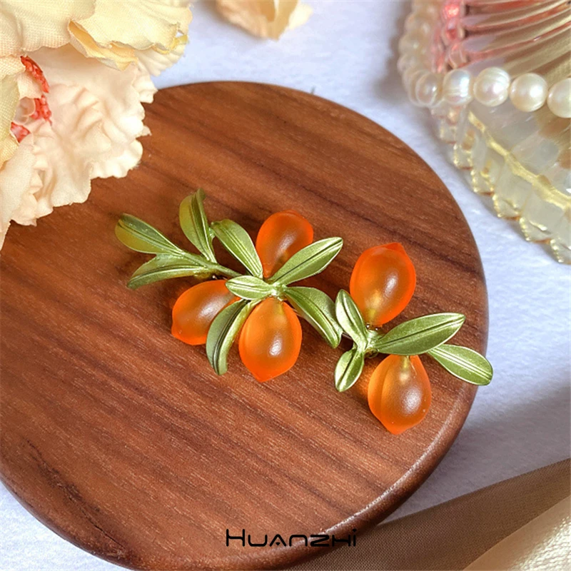 Брошь HUANZHI 2020 NEW Autumn Winter Plant Flowers Leaves Fruit Orange Art Vintage для женщин, аксессуар для свитера и пальто с растительным орнаментом.