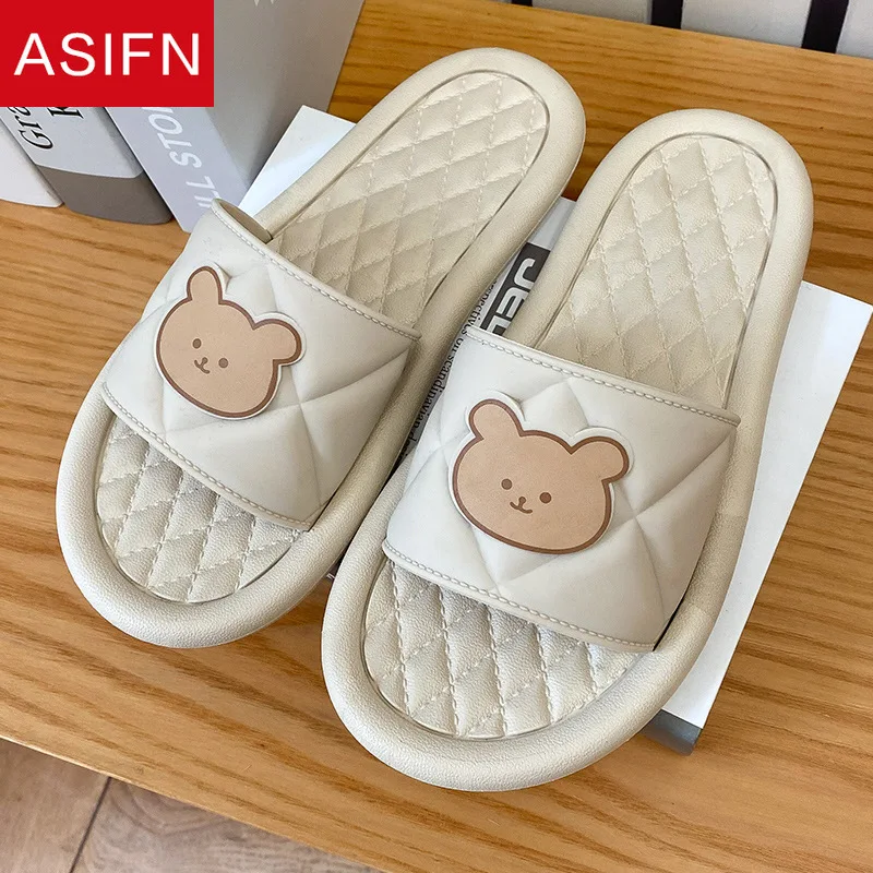 

Шлепанцы ASIFN женские с мультяшным медведем, летние Нескользящие, для ванной комнаты, сланцы из хлопка, мягкая подошва, сланцы для дома и улиц...
