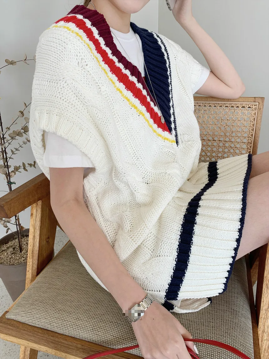 

Yocalor Chic V-neck Geometric Contrast Color Twist Patchwork Vest Loose Split Knit Vest Simple Fashion Sleeveless Sweater Women
