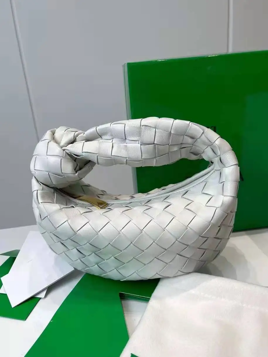 

2021 new leather fashion go with small sachet dumpling bag French armpit bag woven bag BV cloud bag