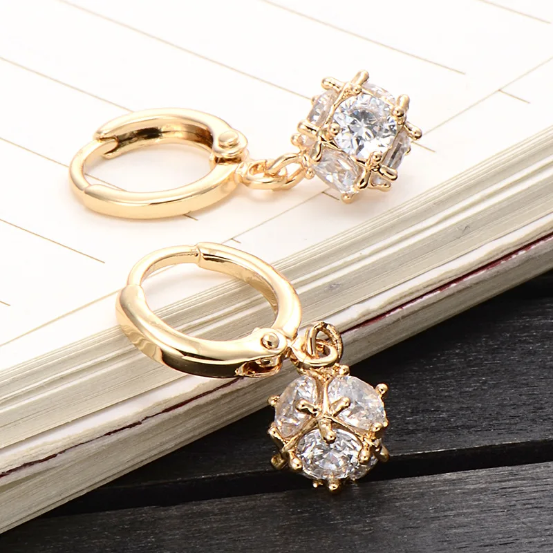 Серьги-гвоздики цвета розового золота 585 пробы с инкрустацией из циркона