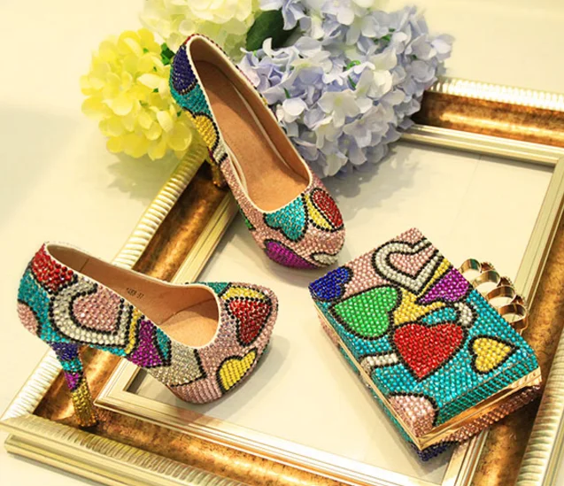 Стразы с цветными сердечками украшением в виде кристаллов на высоком каблуке