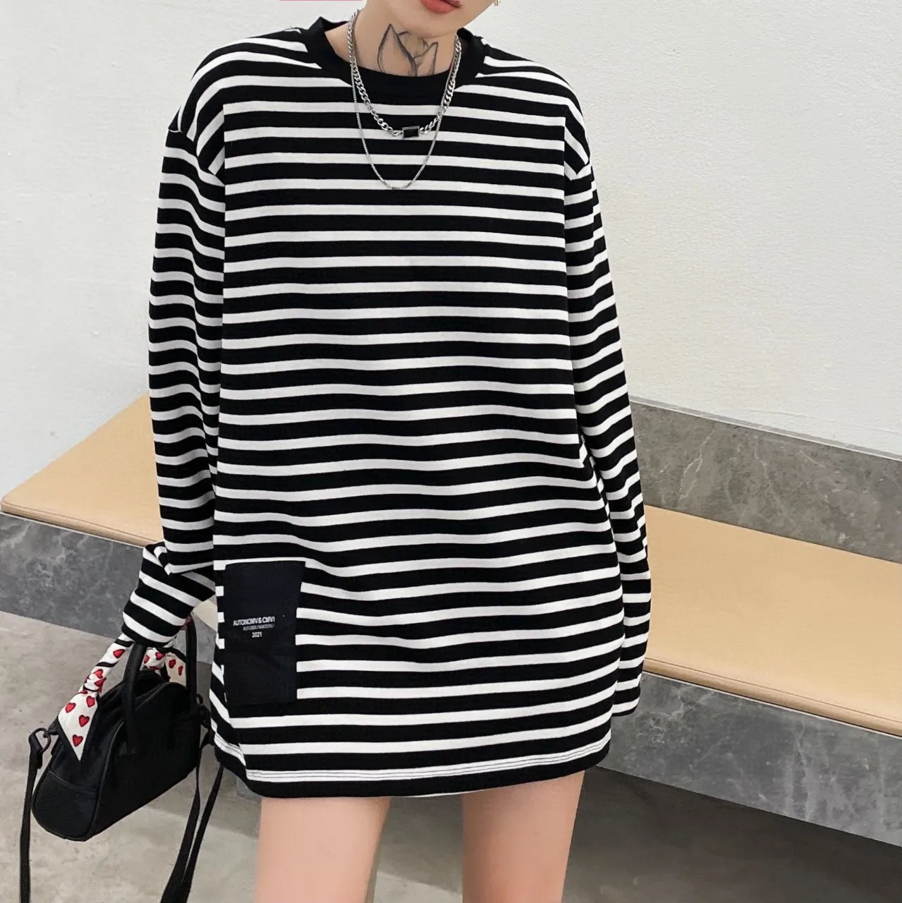 

JIL Round Neck Black White Stripes Stitching Design Sense of Leisure Long-sleeved Bottoming Shirt Unisex High-quality T-shirt