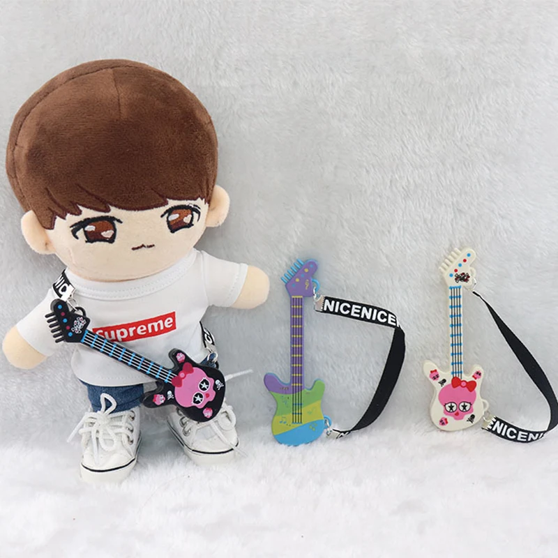 

Инновационный мини-скейтборд ручной работы с музыкальным ремешком для гитары 20 см, плюшевые куклы-идол, коллекционные куклы для фанатов, де...