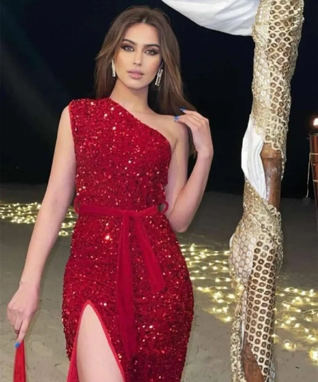 

Женское вечернее платье с одним открытым плечом, красное платье с блестками и разрезом сбоку, бальное платье для выпускного вечера