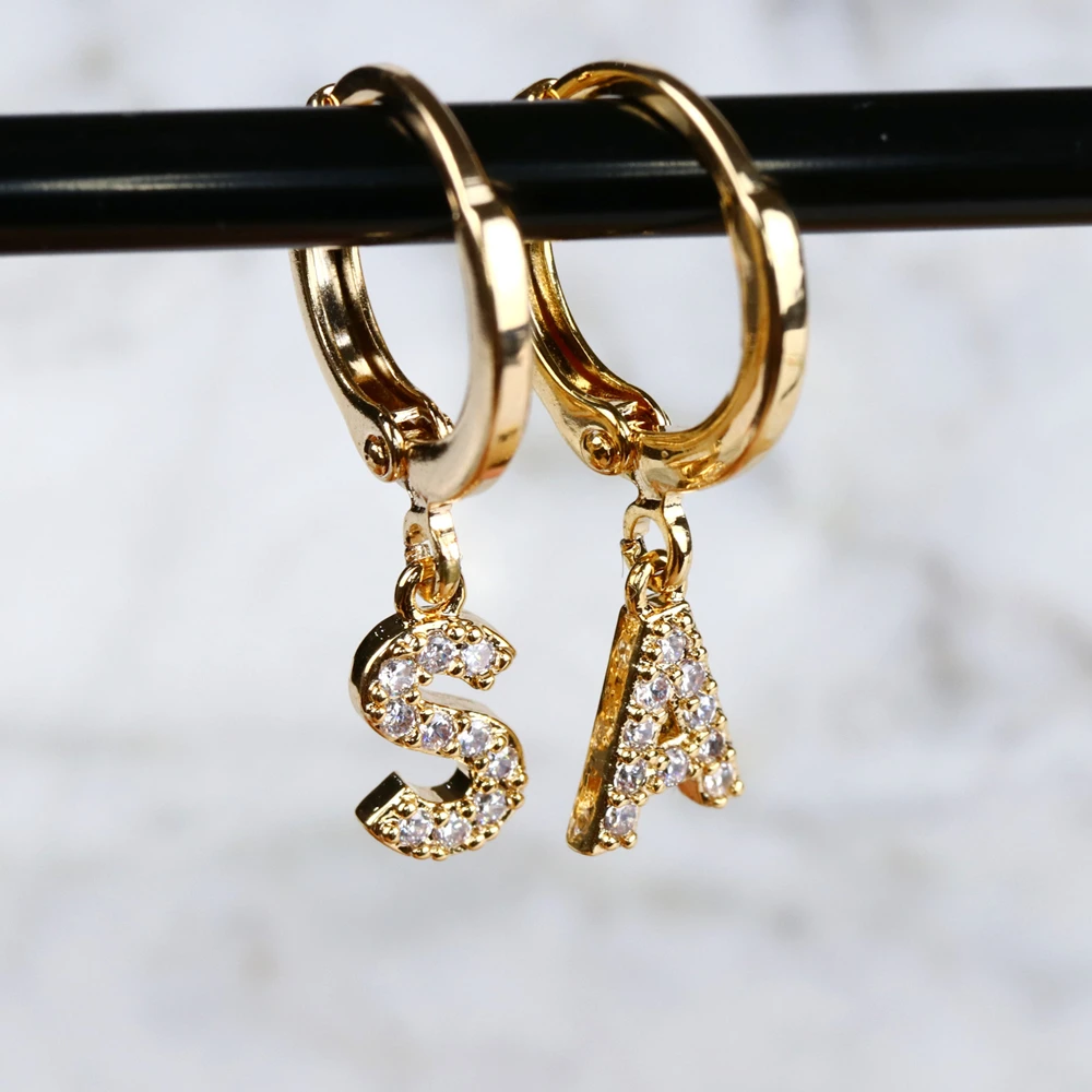 Серьги в стиле бохо с надписью и золотым кубическим цирконием серьги буквами Huggie