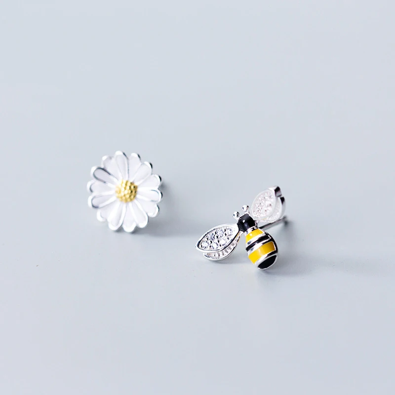 

Bee and Daisy Stud Earrings S925 Sterling Silver Cute Bumble Bee Flowers Earring Hypoallergenic Jewelry for Women
