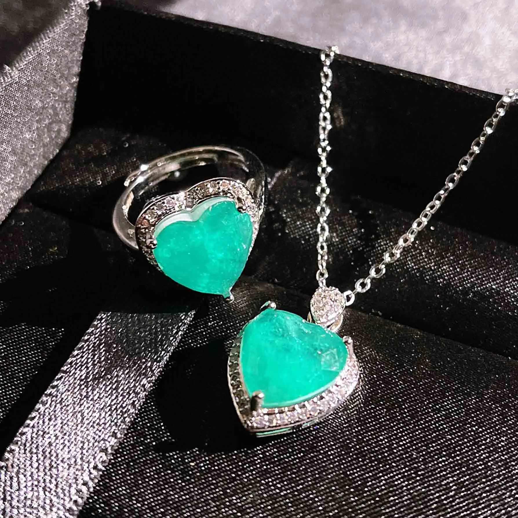 

Комплект из колье и сердца, из серебра 925 пробы