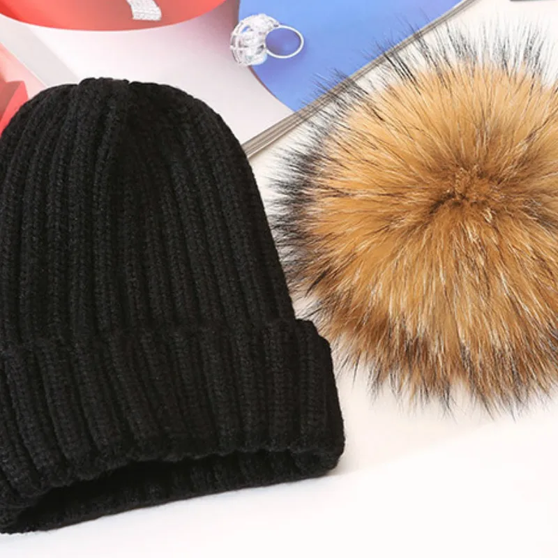 Женская трикотажная шапка с помпоном из меха енота | Аксессуары для одежды
