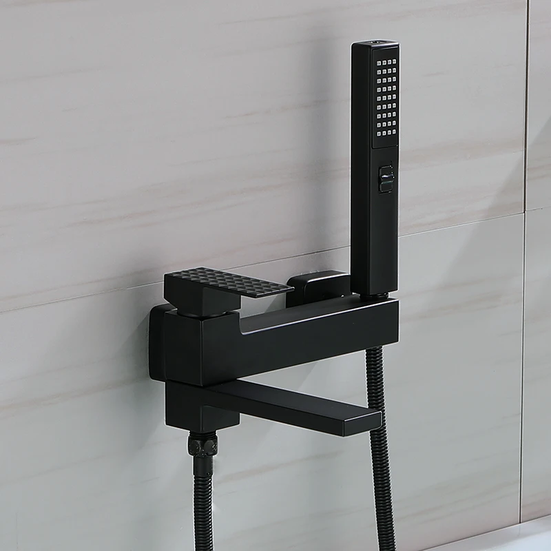 

Матовый золотой смеситель для ванной с ручным душем