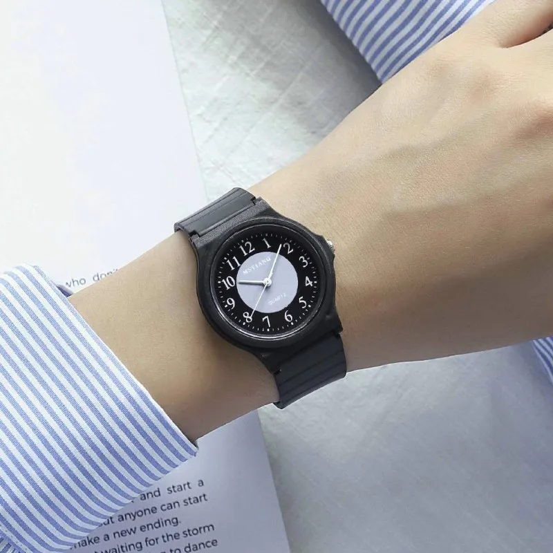 

100pcs / lot net red ins college style retro watch female students simple and versatile leisure black ultra lovers quartz watch
