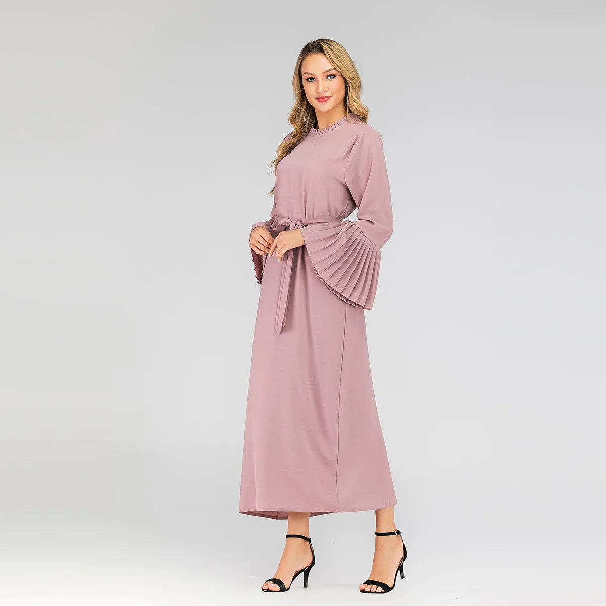 Женское платье с длинным рукавом круглым вырезом и складками в мусульманском