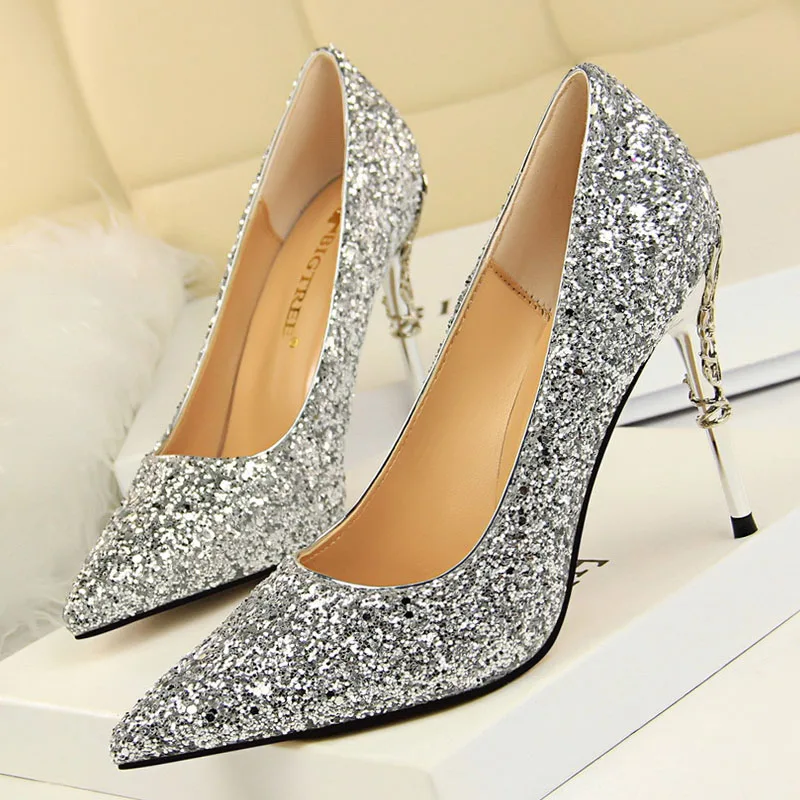 Весенние женские туфли-лодочки на каблуке Туфли металлическом с резным узором