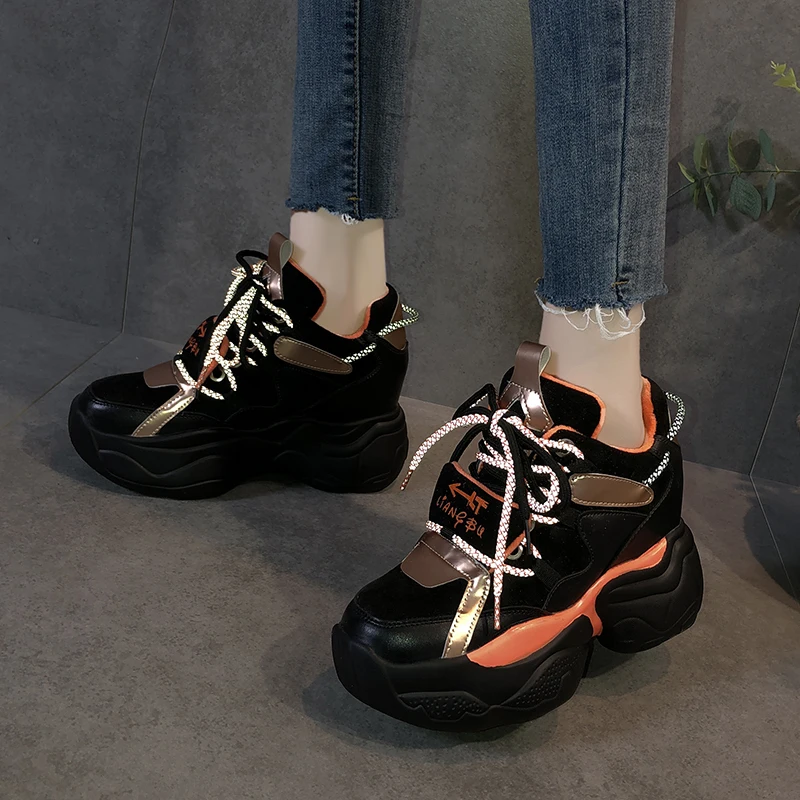 Светоотражающие кроссовки для женщин визуально увеличивающие рост на массивной