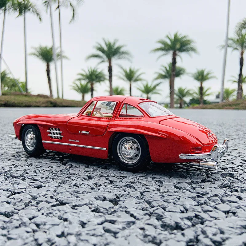 Модель автомобиля Mercedes-Benz 300SL 