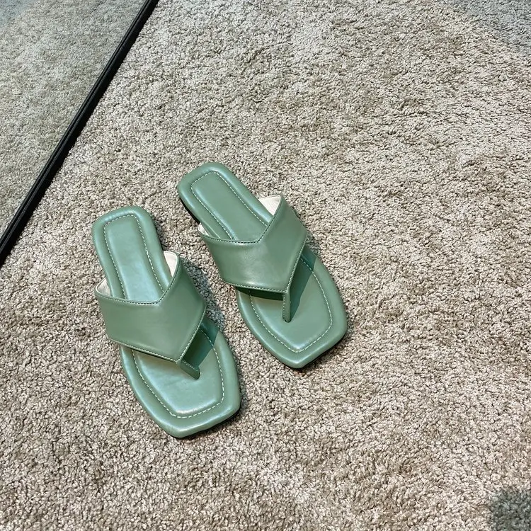 

2021 new Summer Simple Design Ins Flat Slippers Female Flip-flops Soft Bottom All-match Beach Sandals Fashion Leather Flat Shoes