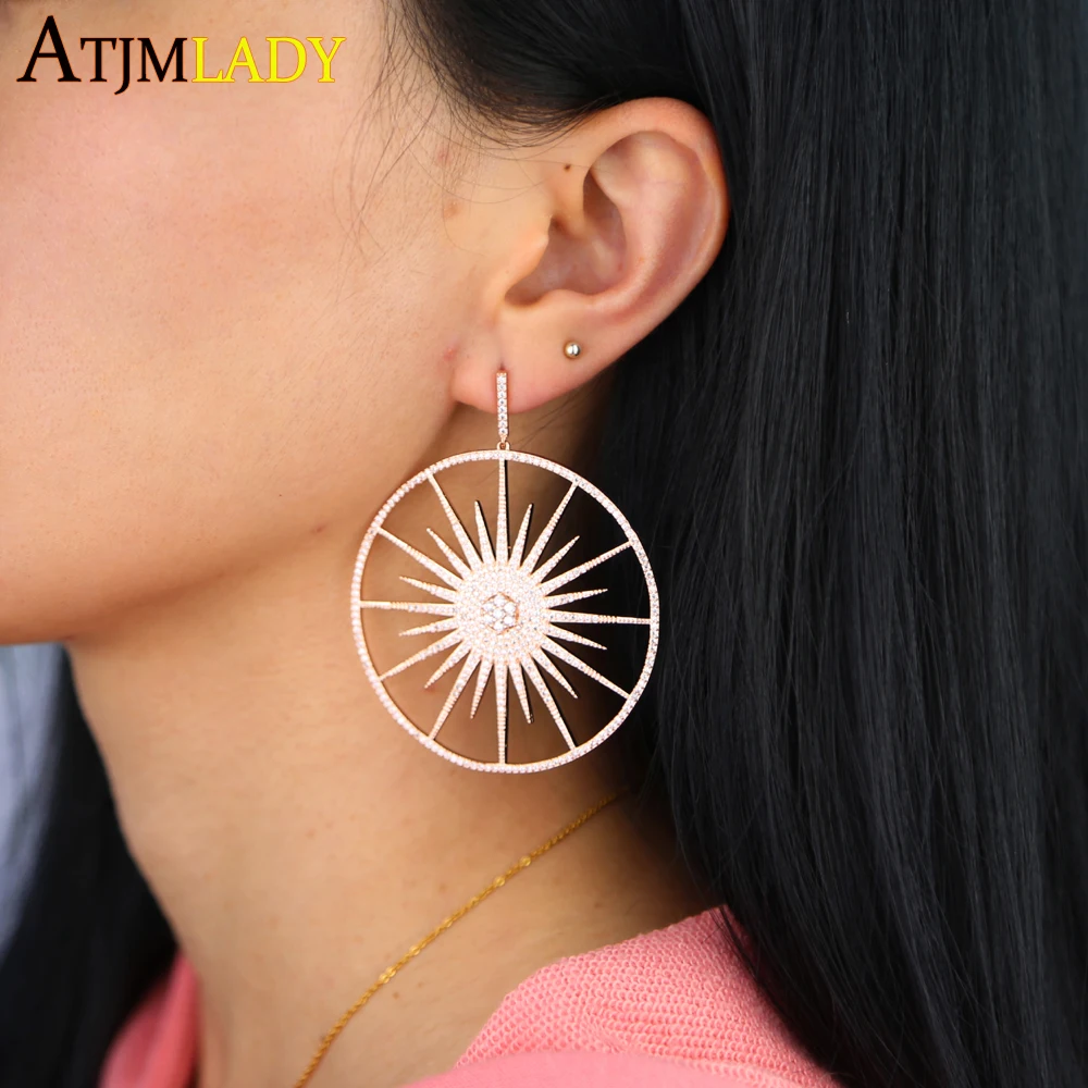 Искрящийся белый кубический циркон украшенный звездным светом Звездное