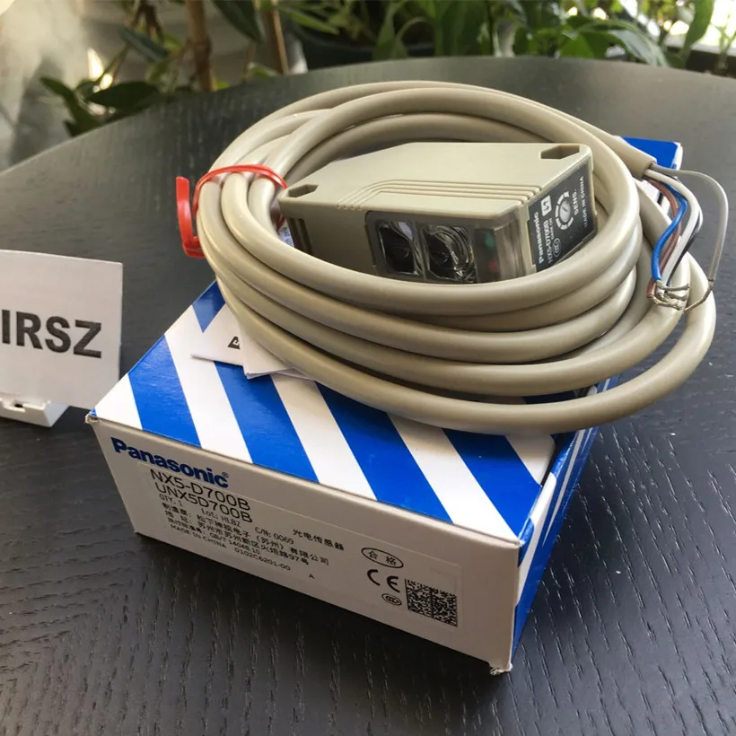 Часовой механизм: японский светоэлектрический переключатель NX5 D700A / D700B| |