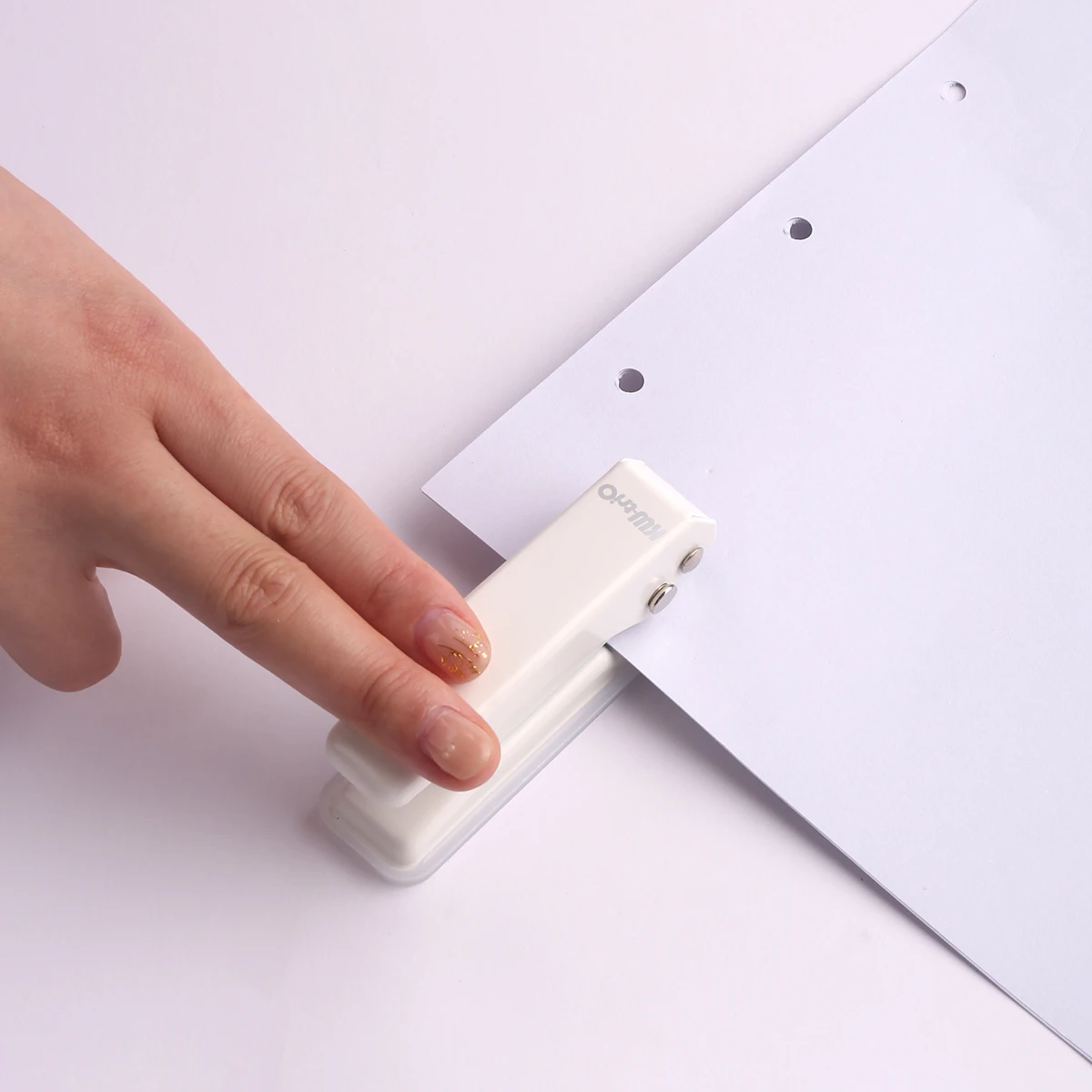 

KW-trio Mini Metal Single Hole Punch 1-Hole Paper Puncher 20 Sheet Capacity 6mm Holes Reduced Effort with Scraps Collector