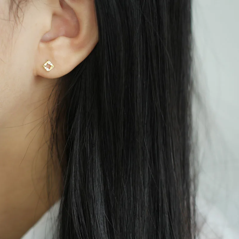 Женские Геометрические серьги гвоздики с кристаллами золотистого цвета 9