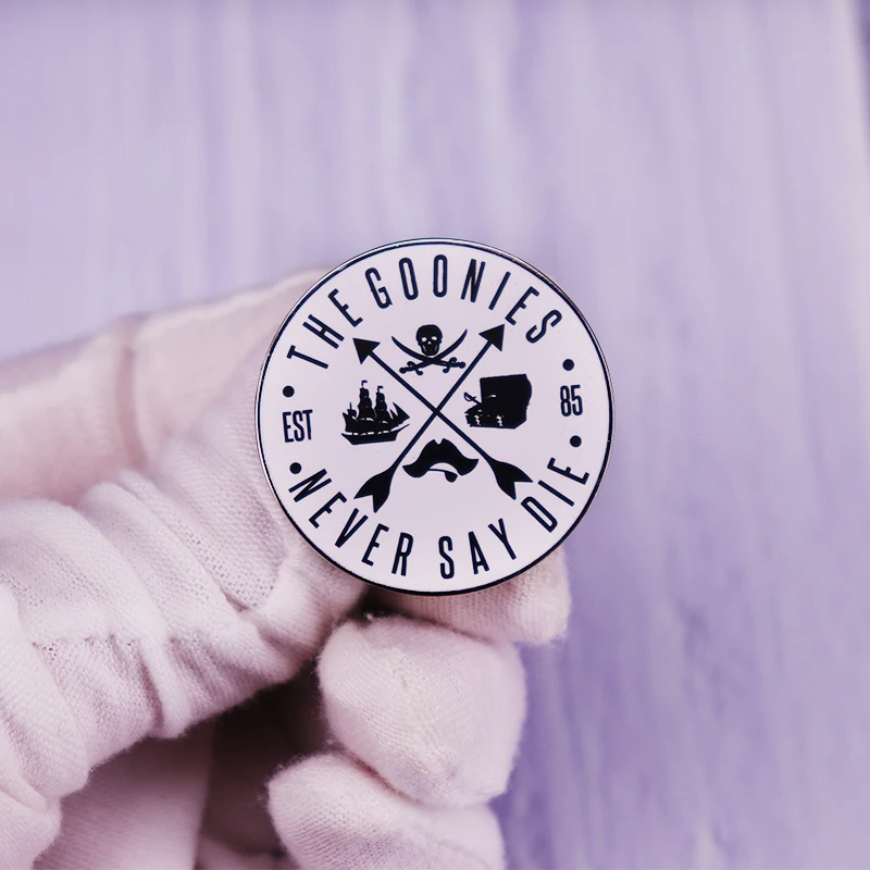 Брошь в виде черепа и кросс-костей Пиратская брошь готическом стиле рок-группы |