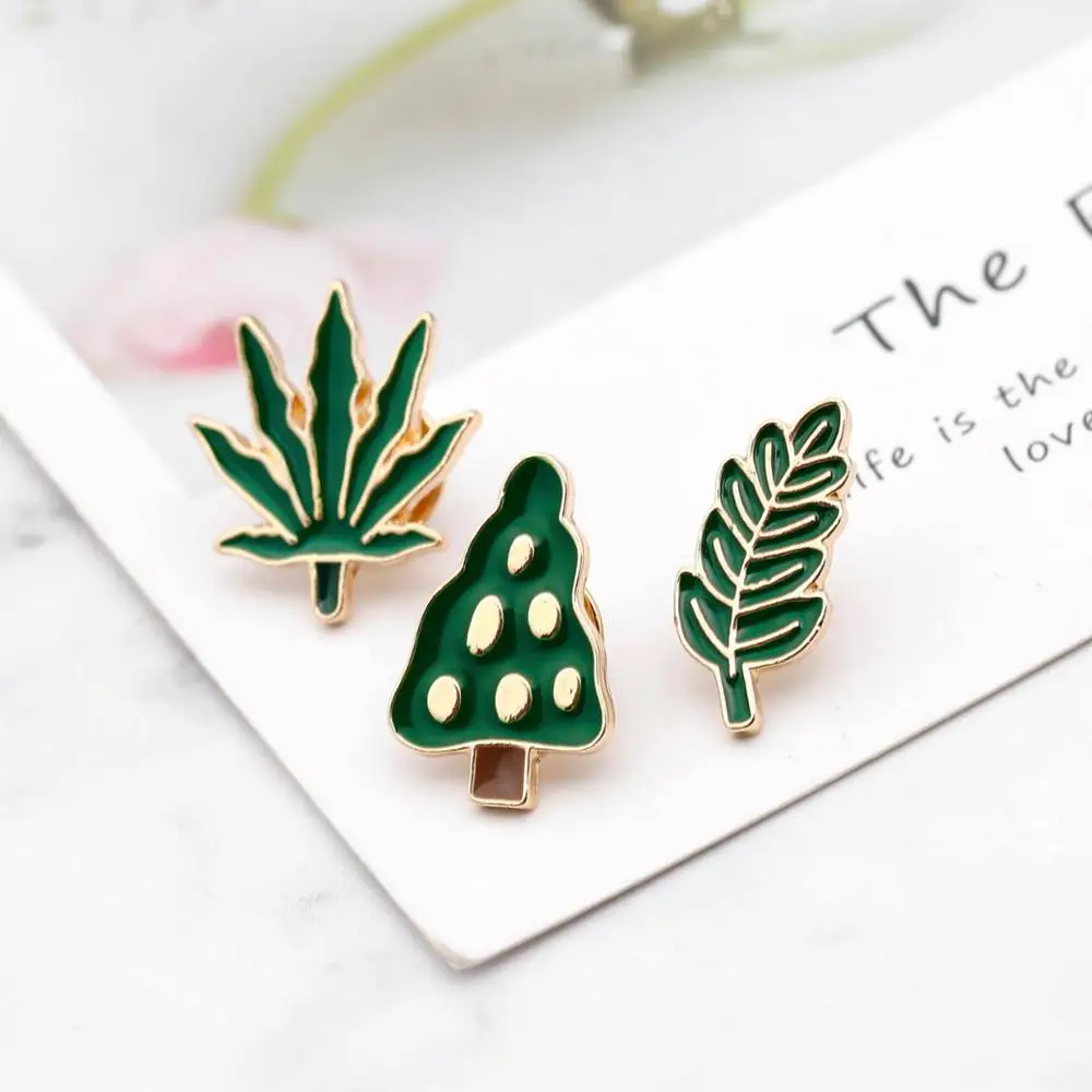 

Cute leaf tree maple enamel brooch squirrel green leaf brooch fun kids cartoon brooch jewelry clothes denim jewelry