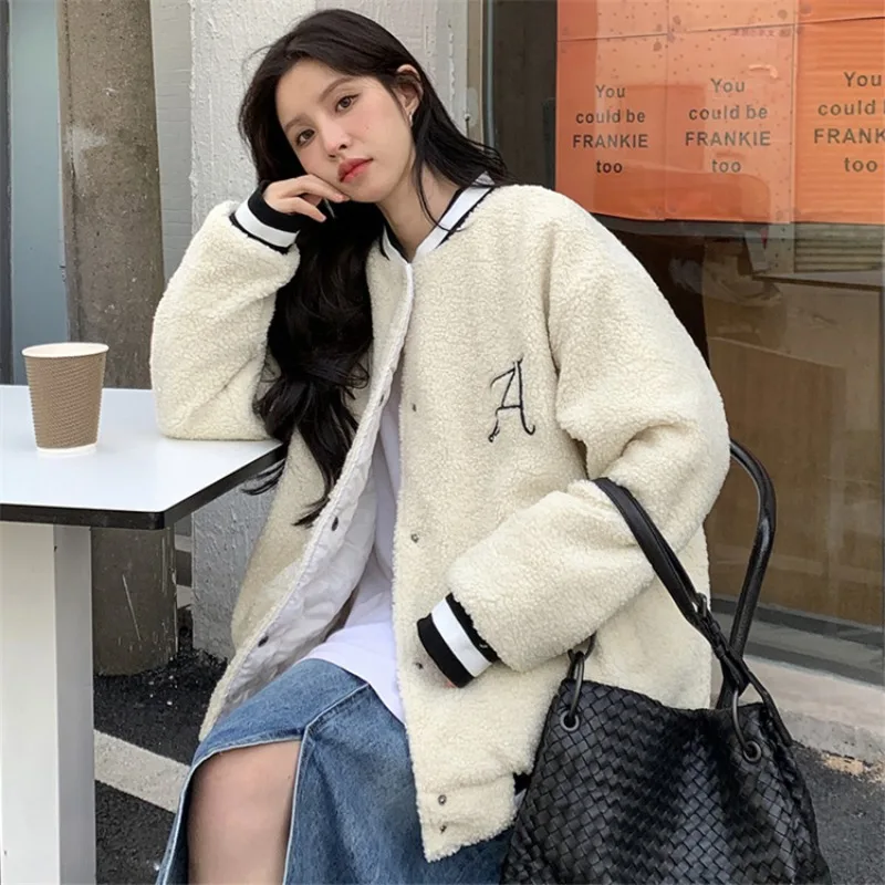 

Женское бархатное пальто с длинными рукавами и воротником-стойкой