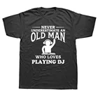 Футболка с надписью Never Under Me An Old Man Loves DJ проигрыватель, уличная одежда, музыка, техно-клуб, наушники, на день рождения с коротким рукавом