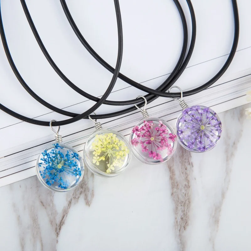 

Женское ожерелье с подвеской в виде высушенных цветов