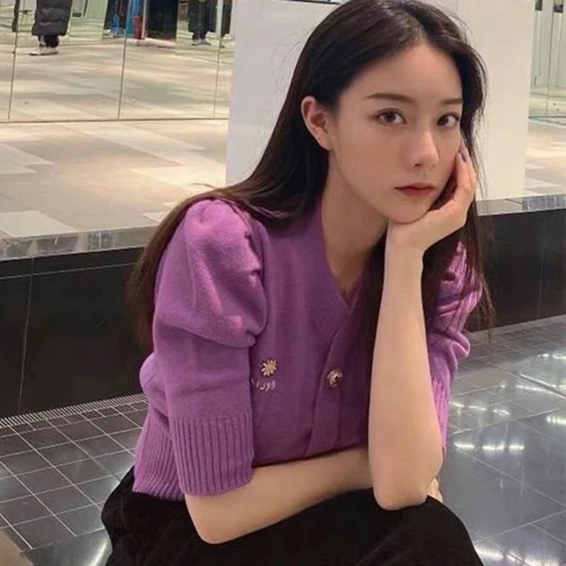 Женский свитер с коротким рукавом и V образным вырезом| |