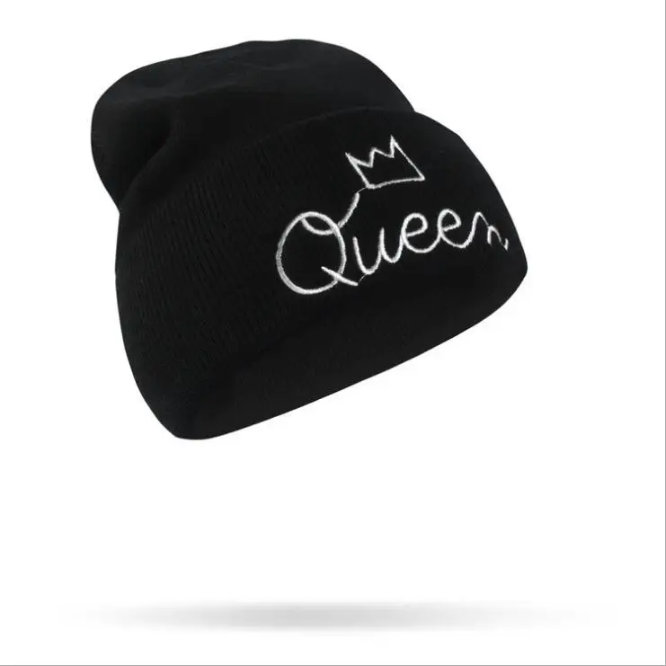 Зимняя шапка KING QUEEN черного и белого цвета мягкая теплая вязаная в стиле хип хоп