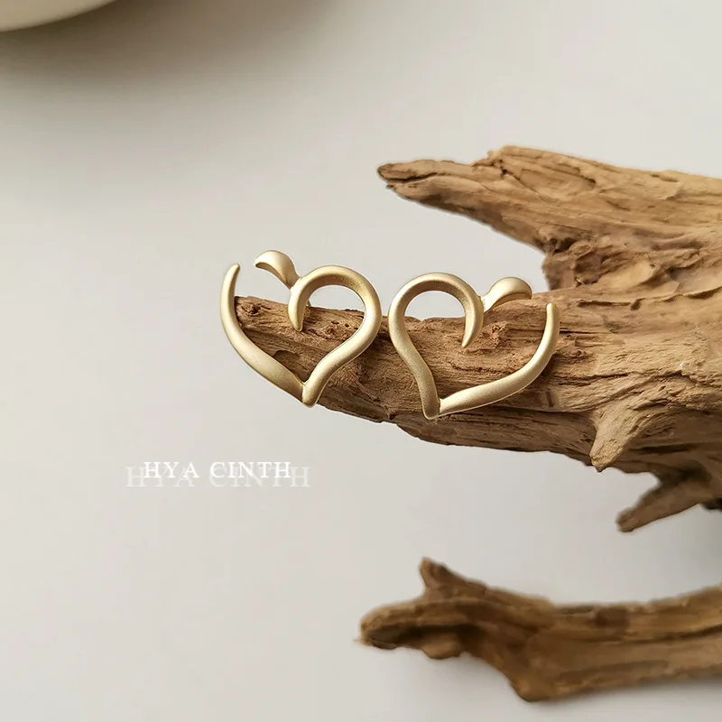 

Retro Matte Love Heart-shaped Stud Earrings Minimalist Design With Pierced Earrings Elegant Temperament Fashion Wedding Jewelry