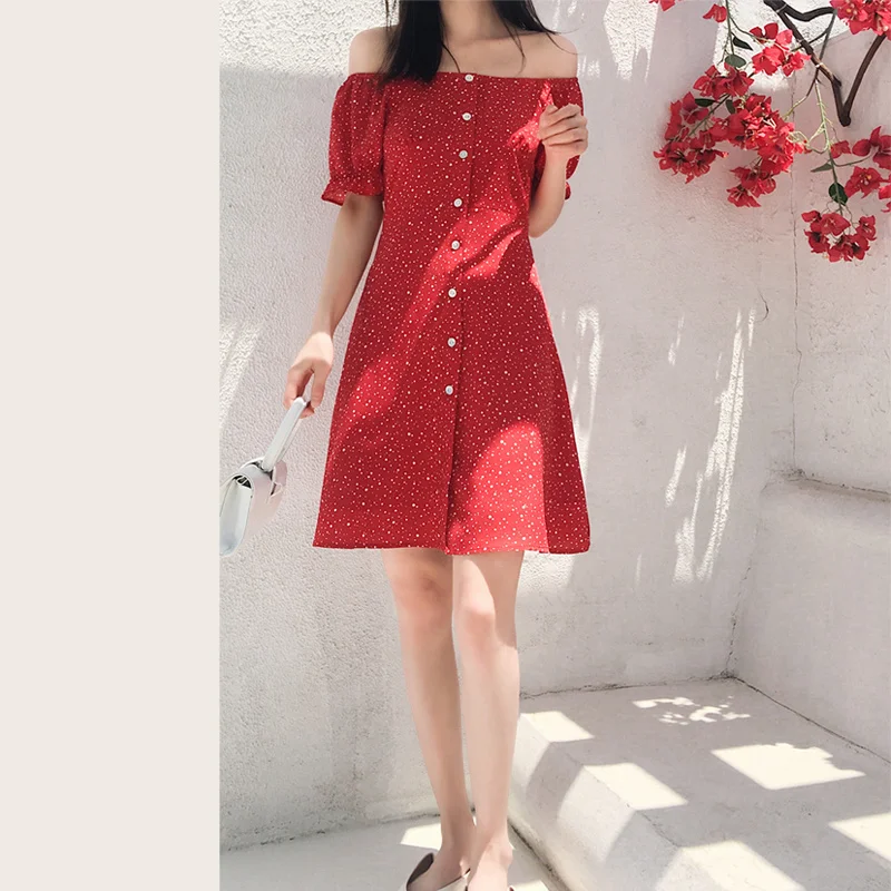 Женское приталенное платье в горошек красное шифоновое с открытыми плечами