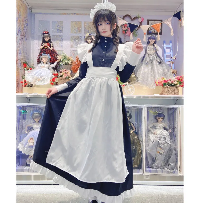 Черно-белая горничная в английском стиле с жемчужными нитями длинный костюм