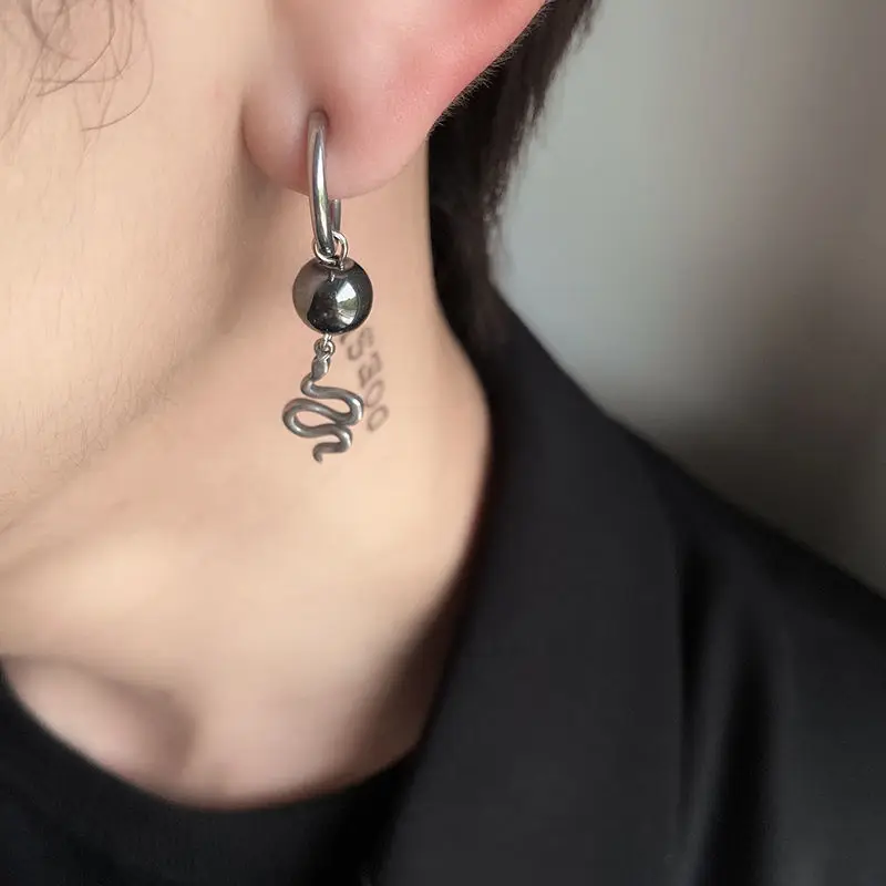 

2021 New Gothic Style Titanium Steel Snakelike Earring for Man Cool Black Snakelike Ear Clip Eardrop Jewelry Wholesale