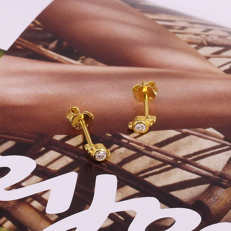 Геометрические циркониевые инкрустированные серьги-гвоздики золотого цвета 925